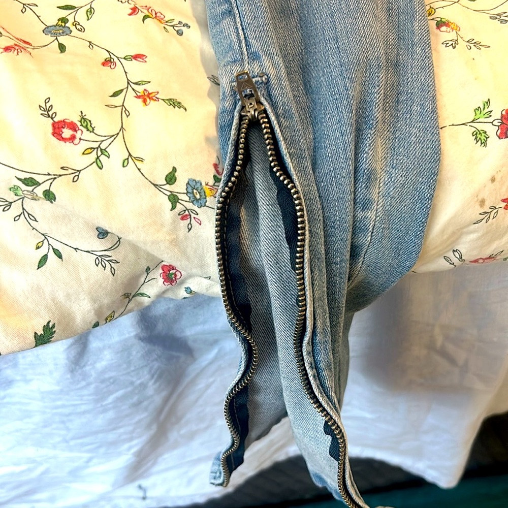GUESSE Light Wash SKINNY Jeans with Bottom Zippers. - Picture 9 of 9